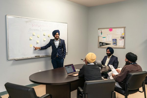 Transporteurs : faire appel à un fabricant de bâche sur mesure pour vos remorques